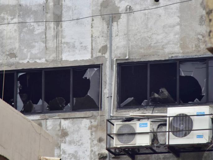 Eight corona patients die in hospital fire | रुग्णालयास लागलेल्या आगीत आठ कोरोना रुग्णांचा मृत्यू Eight corona patients die in hospital fire | रुग्णालयास लागलेल्या आगीत आठ कोरोना रुग्णांचा मृत्यू