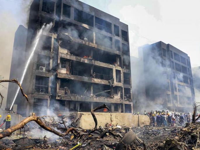 Ahmedabad Plane Crash : Lives turned to ashes in the lifeguard's yard! | जीवरक्षकांच्या अंगणातच झाली जीवांची राख!