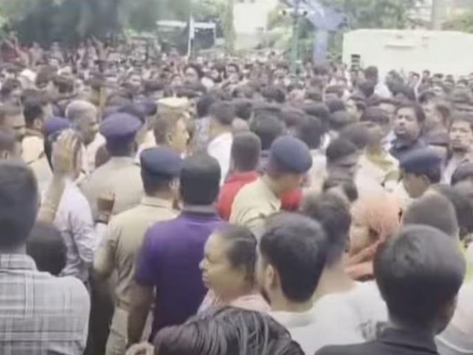 Ahmedabad heats up over student's murder, thousands take to the streets, argument breaks out between police and NSUI | विद्यार्थ्याच्या हत्येवरून अहमदाबाद तापले, रस्त्यावर उतरले हजारो लोक, पोलीस आणि NSUI मध्ये वादावादी Ahmedabad heats up over student's murder, thousands take to the streets, argument breaks out between police and NSUI | विद्यार्थ्याच्या हत्येवरून अहमदाबाद तापले, रस्त्यावर उतरले हजारो लोक, पोलीस आणि NSUI मध्ये वादावादी