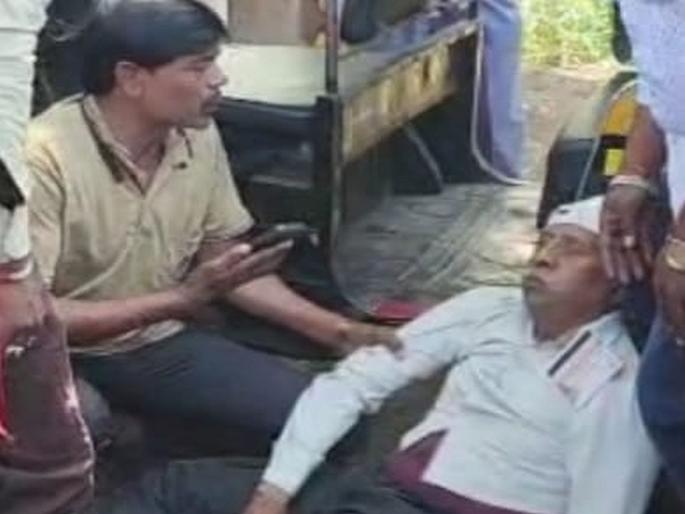 Ahmednagar: A car collided with a two-wheeler at the protest site; An old man injured | Ahmednagar: आंदोलनस्थळी कारची दुचाकीला धडक; एक वृद्ध जखमी Ahmednagar: A car collided with a two-wheeler at the protest site; An old man injured | Ahmednagar: आंदोलनस्थळी कारची दुचाकीला धडक; एक वृद्ध जखमी
