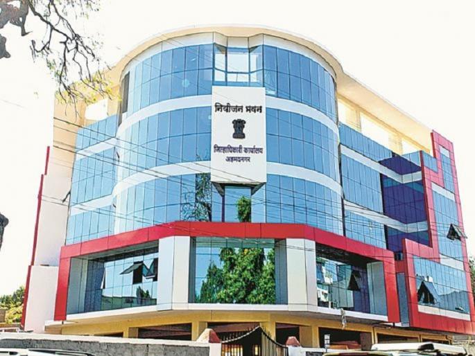 The Collector refused to take the statement in hand; BJP office bearers erupted |  निवेदन हातामध्ये घेण्यास जिल्हाधिका-यांनी दिला नकार; भाजपचे पदाधिकारी भडकले