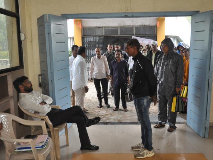 The Commissioner sat at the door of the office and took attendance of the latecomers | कार्यालयाच्या दारात बसून आयुक्तांनी घेतली उशीरा येणाऱ्यांची हजेरी The Commissioner sat at the door of the office and took attendance of the latecomers | कार्यालयाच्या दारात बसून आयुक्तांनी घेतली उशीरा येणाऱ्यांची हजेरी