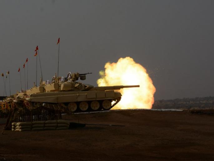 Threat of war in the Ahmednagar K. K. range; Army practice for two hours | अहमदनगरच्या के. के. रेंजमध्ये युद्धाचा थरार; दोन तास चालला लष्कराचा सराव Threat of war in the Ahmednagar K. K. range; Army practice for two hours | अहमदनगरच्या के. के. रेंजमध्ये युद्धाचा थरार; दोन तास चालला लष्कराचा सराव