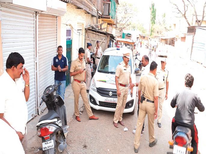 Ahmednagar raid on slaughter house, release 53 cows | अहमदनगरमध्ये कत्तलखान्यावर छापा, ५३ गायींची सुटका Ahmednagar raid on slaughter house, release 53 cows | अहमदनगरमध्ये कत्तलखान्यावर छापा, ५३ गायींची सुटका