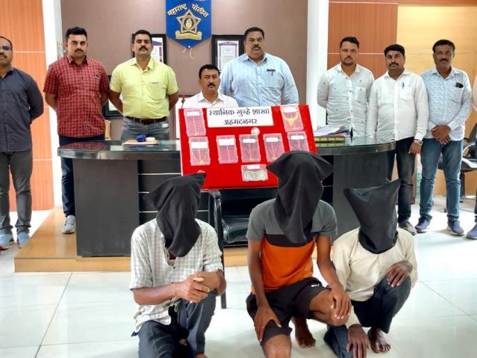 Thieves kill farmer in farm A staunch robber jailed | शेतकरी शेतात चोरट्यांनी मारला डल्ला; अट्टल दरोडेखोर जेरबंद Thieves kill farmer in farm A staunch robber jailed | शेतकरी शेतात चोरट्यांनी मारला डल्ला; अट्टल दरोडेखोर जेरबंद