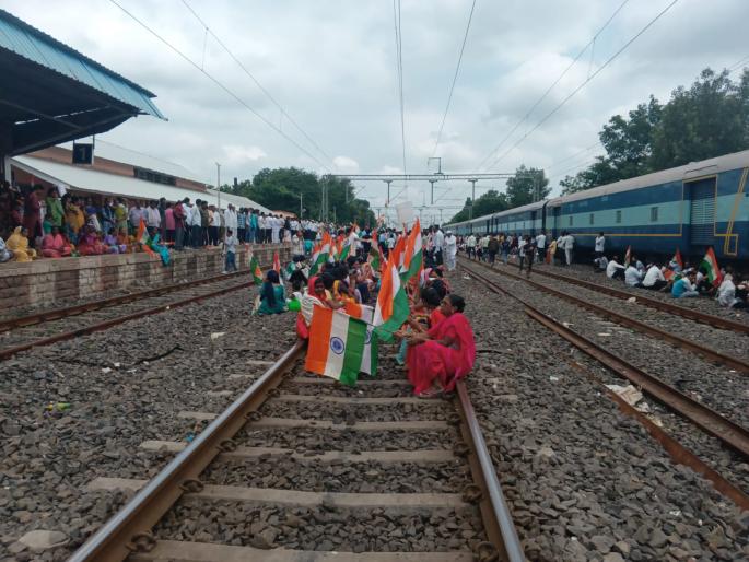 Rail Roko Protest of Villagers at Puntamba Station Demand to stop all trains Vande Bharat also disrupted | पुणतांबा स्टेशनवर ग्रामस्थांचे रेल रोको आंदोलन; सर्व रेल्वे थांबविण्याची मागणी : वंदे भारतही खोळंबली Rail Roko Protest of Villagers at Puntamba Station Demand to stop all trains Vande Bharat also disrupted | पुणतांबा स्टेशनवर ग्रामस्थांचे रेल रोको आंदोलन; सर्व रेल्वे थांबविण्याची मागणी : वंदे भारतही खोळंबली