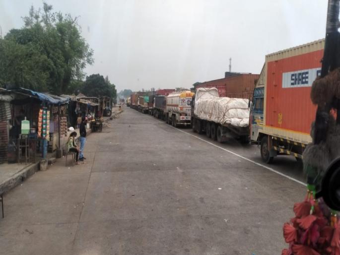 RTPCR inspection in border areas; Queues on national highways with strict enforcement | सीमा भागात आरटीपीसीआर तपासणी; काटेकोर अंमलबजावणीने राष्ट्रीय महामार्गावर रांगा RTPCR inspection in border areas; Queues on national highways with strict enforcement | सीमा भागात आरटीपीसीआर तपासणी; काटेकोर अंमलबजावणीने राष्ट्रीय महामार्गावर रांगा