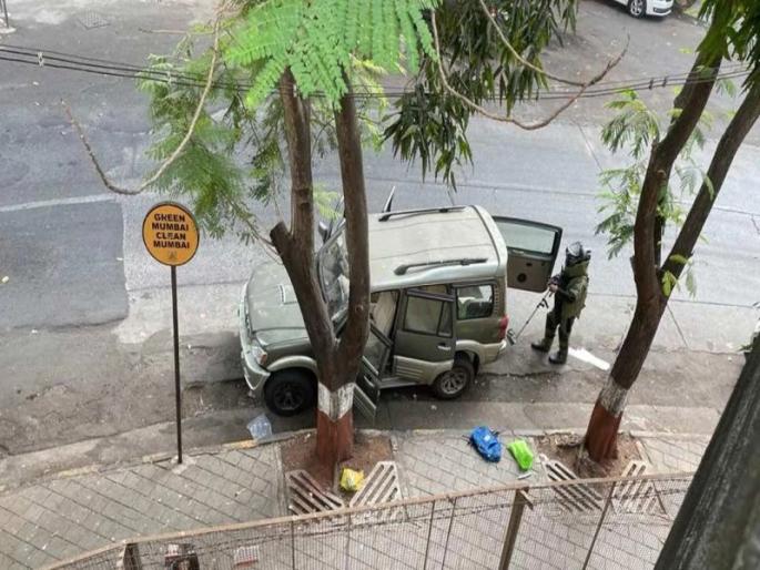 Suspected car loaded with explosives near Mukesh Ambani's house; Threat letter found in car | मुकेश अंबानी यांच्या घराजवळ स्फोटके भरलेली संशयित कार; गाडीत धमकीचे पत्रही सापडले Suspected car loaded with explosives near Mukesh Ambani's house; Threat letter found in car | मुकेश अंबानी यांच्या घराजवळ स्फोटके भरलेली संशयित कार; गाडीत धमकीचे पत्रही सापडले