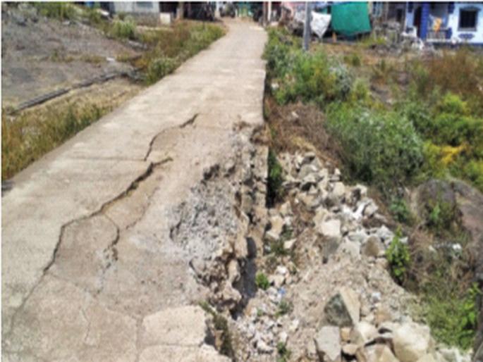 The road leading to Siddhinagar mohalla was damaged | सिद्धीनगर मोहल्ल्यात जाणारा रस्ता खचला The road leading to Siddhinagar mohalla was damaged | सिद्धीनगर मोहल्ल्यात जाणारा रस्ता खचला