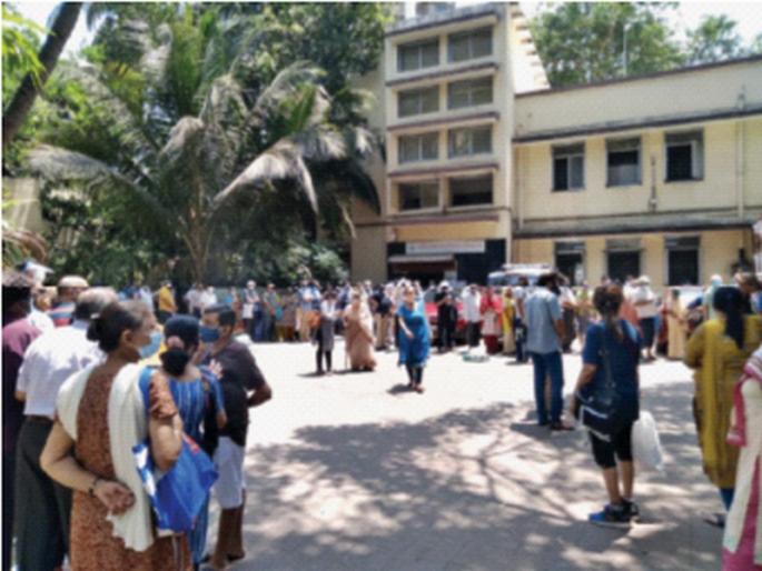 Corona vaccine: 57 vaccination centers closed during the day; Stocks continue to decline | Corona vaccine: दिवसभरात 57 लसीकरण केंद्र बंद; साठा कमी पडण्याचा सिलसिला कायम Corona vaccine: 57 vaccination centers closed during the day; Stocks continue to decline | Corona vaccine: दिवसभरात 57 लसीकरण केंद्र बंद; साठा कमी पडण्याचा सिलसिला कायम