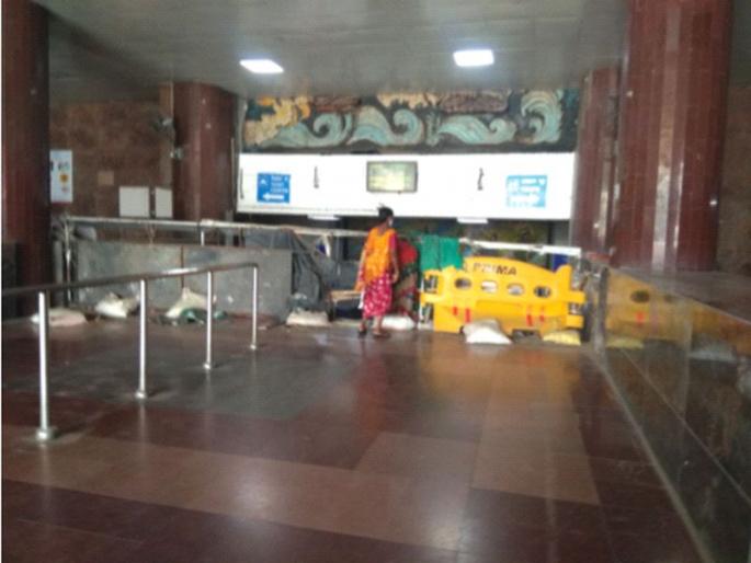 Passengers annoyed by closure at railway stations | रेल्वे स्थानकांत बंदमुळे प्रवाशांना मनस्ताप; नवी मुंबईत अपघाताची शक्यता Passengers annoyed by closure at railway stations | रेल्वे स्थानकांत बंदमुळे प्रवाशांना मनस्ताप; नवी मुंबईत अपघाताची शक्यता