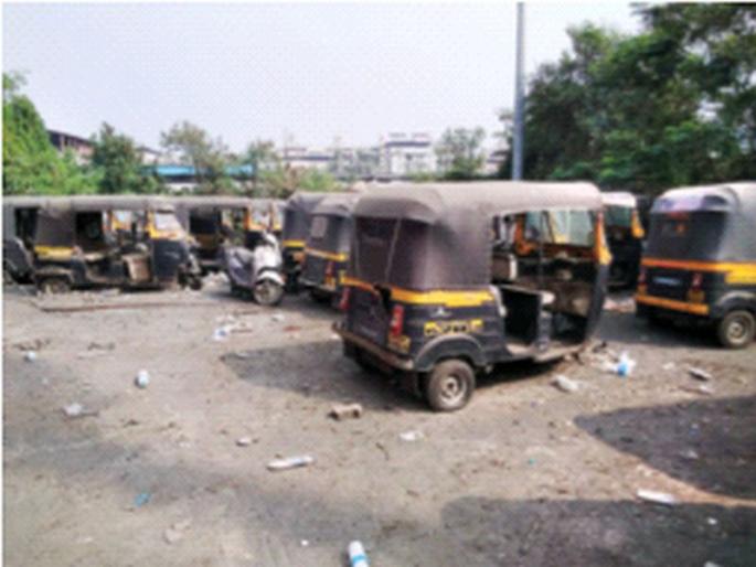 Where to park the confiscated vehicles? | जप्त केलेली वाहने उभी कुठे करायची? Where to park the confiscated vehicles? | जप्त केलेली वाहने उभी कुठे करायची?