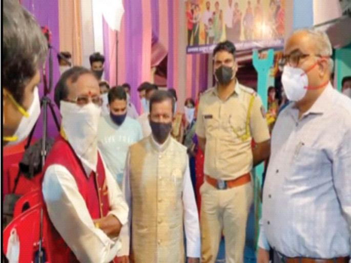 The Collector himself came down to the ground for action | जिल्हाधिकारीच उतरले कारवाईसाठी मैदानात The Collector himself came down to the ground for action | जिल्हाधिकारीच उतरले कारवाईसाठी मैदानात