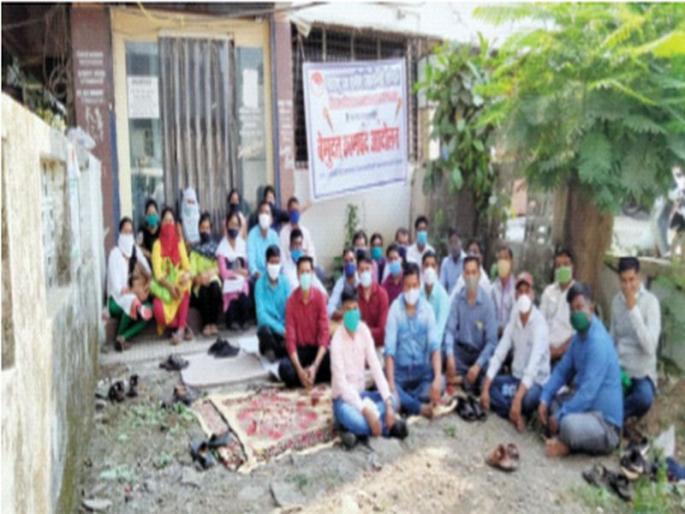 Strike of district employees against privatization of 'Umed' campaign | ‘उमेद’ अभियानाच्या खाजगीकरणाविरोधात जिल्ह्यातील कर्मचाऱ्यांचे कामबंद आंदोलन Strike of district employees against privatization of 'Umed' campaign | ‘उमेद’ अभियानाच्या खाजगीकरणाविरोधात जिल्ह्यातील कर्मचाऱ्यांचे कामबंद आंदोलन