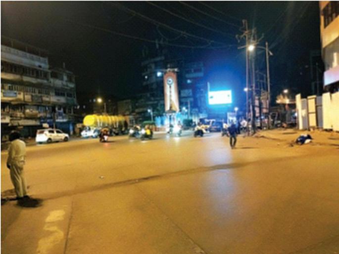 Implementation of strict curfew by Paelis in Kalyan-Dombivali | कल्याण-डोंबिवलीत पाेलिसांकडून कडक संचारबंदीची अंमलबजावणी; कामावरून उशिरा परतणारे मात्र हैराण Implementation of strict curfew by Paelis in Kalyan-Dombivali | कल्याण-डोंबिवलीत पाेलिसांकडून कडक संचारबंदीची अंमलबजावणी; कामावरून उशिरा परतणारे मात्र हैराण