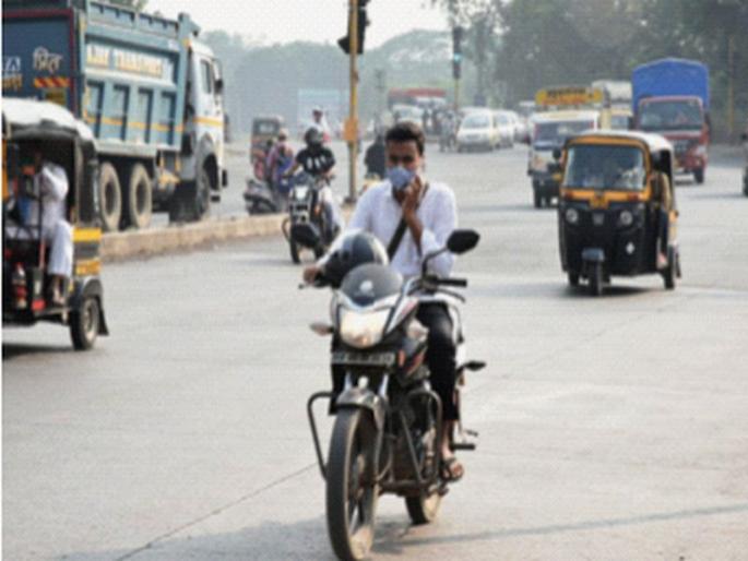 Neither fear of accident nor punishment; Mobile speakers increased while riding a bike | ना अपघाताची भीती ना दंडाची; दुचाकी चालविताना मोबाईलवर बोलणारे वाढले Neither fear of accident nor punishment; Mobile speakers increased while riding a bike | ना अपघाताची भीती ना दंडाची; दुचाकी चालविताना मोबाईलवर बोलणारे वाढले