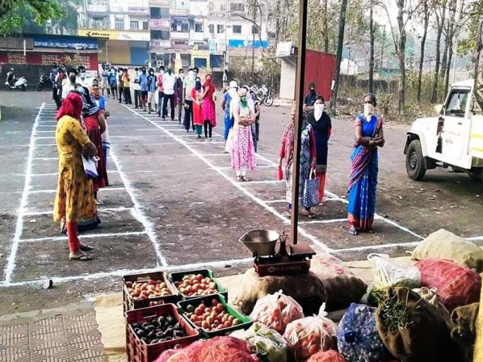 Coronavirus: Citizens of Doda Marg follow 'social distance' and buy vegetables | Coronavirus : दोडामार्ग येथील नागरिकांनी 'सोशल डिस्टन्सिंग' पाळून केली भाजी खरेदी Coronavirus: Citizens of Doda Marg follow 'social distance' and buy vegetables | Coronavirus : दोडामार्ग येथील नागरिकांनी 'सोशल डिस्टन्सिंग' पाळून केली भाजी खरेदी