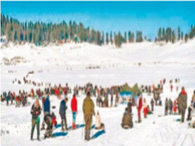Kashmir flourished by tourists; All hotels in Gulmarg are full by the end of April | काश्मीर पर्यटकांनी बहरले; गुलमर्गमधील सर्व हॉटेल्स एप्रिलअखेरपर्यंत फुल्ल
