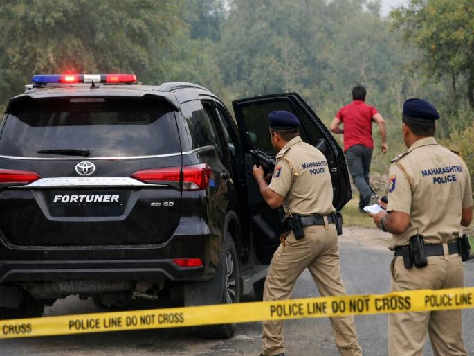 Police arrest absconding accused in murder case in Dhule due to BJP leader Ajit Chavan alertness | भरधाव कार, काळ्या काचा अन् थरारक पाठलाग; भाजपा नेत्याच्या सतर्कतेमुळे धुळ्यात खूनाचा आरोपी पकडला Police arrest absconding accused in murder case in Dhule due to BJP leader Ajit Chavan alertness | भरधाव कार, काळ्या काचा अन् थरारक पाठलाग; भाजपा नेत्याच्या सतर्कतेमुळे धुळ्यात खूनाचा आरोपी पकडला