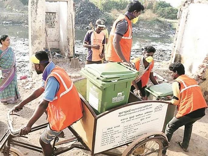 Pass needs to collect garbage, hectic to do this; BMC's Dumping ground realty Mafia | भयाण वास्तव! कचरा गोळा करण्यासाठी लागतो पास; तो मिळविण्यासाठी होतो जिवाचा कचरा Pass needs to collect garbage, hectic to do this; BMC's Dumping ground realty Mafia | भयाण वास्तव! कचरा गोळा करण्यासाठी लागतो पास; तो मिळविण्यासाठी होतो जिवाचा कचरा