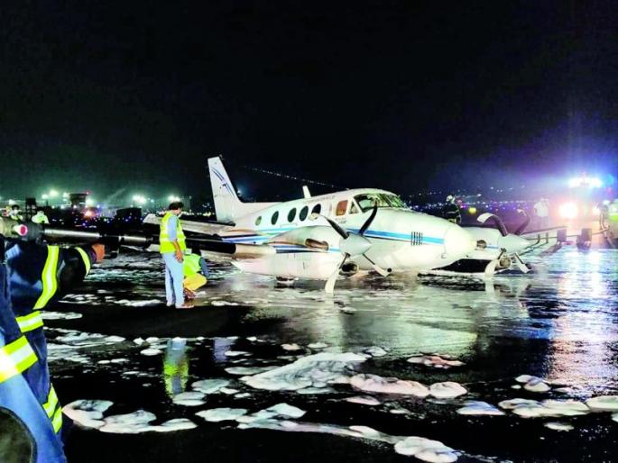 The wheel of the air ambulance broke while taking off from Nagpur | नागपुरातून उड्डाण घेताना एअर अॅम्ब्युलन्सचे चाक तुटले The wheel of the air ambulance broke while taking off from Nagpur | नागपुरातून उड्डाण घेताना एअर अॅम्ब्युलन्सचे चाक तुटले