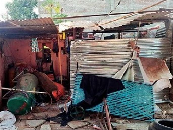 Explosion as soon as machine to inflate tire starts; One dead, one injured | टायरमध्ये हवा भरण्यासाठी मशीन सुरू करताच स्फोट; क्लिनरचा मृत्यू, दुकानदार गंभीर जखमी Explosion as soon as machine to inflate tire starts; One dead, one injured | टायरमध्ये हवा भरण्यासाठी मशीन सुरू करताच स्फोट; क्लिनरचा मृत्यू, दुकानदार गंभीर जखमी