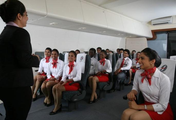 In the name of air hostess syllabus, robberies of the girl | हवाई सुंदरी अभ्यासक्रमाच्या नावाखाली विद्यार्थिनीची लूट