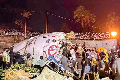 Chances of an accident due to water on the runway not applying the brakes | 'Air India Plane Crash' : धावपट्टीवरील पाण्यामुळे ब्रेक न लागल्याने अपघाताची शक्यता Chances of an accident due to water on the runway not applying the brakes | 'Air India Plane Crash' : धावपट्टीवरील पाण्यामुळे ब्रेक न लागल्याने अपघाताची शक्यता