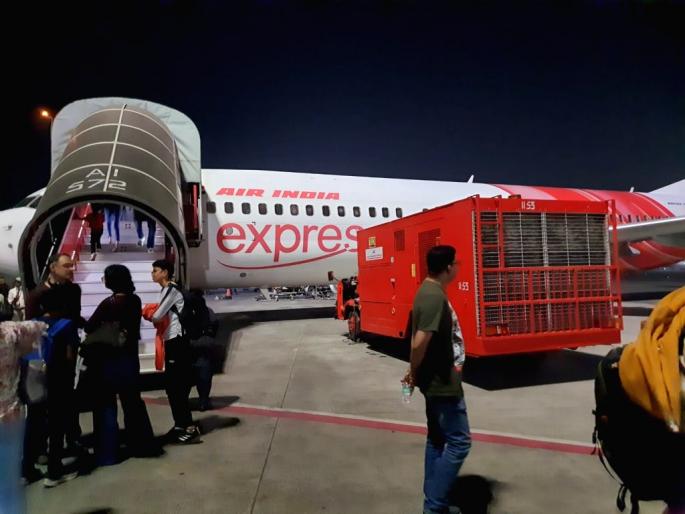 air india flight to dubai hangs for six hours passengers did not even get water | एअर इंडियाचे दुबईला जाणारे विमान तब्बल सहा तास लटकले; प्रवाशांना पाणीही मिळाले नाही air india flight to dubai hangs for six hours passengers did not even get water | एअर इंडियाचे दुबईला जाणारे विमान तब्बल सहा तास लटकले; प्रवाशांना पाणीही मिळाले नाही