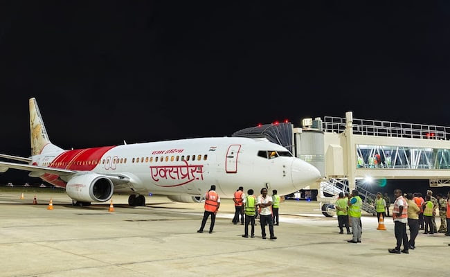 air india express aircraft breakdown after takeoff hovering for a few hours and landing safely the pilot saved the lives of the passengers | उड्डाणानंतर विमानात बिघाड, काही तास घिरट्या, सुखरूप लॅंडिंग; पायलटमुळे प्रवाशांचे प्राण वाचले air india express aircraft breakdown after takeoff hovering for a few hours and landing safely the pilot saved the lives of the passengers | उड्डाणानंतर विमानात बिघाड, काही तास घिरट्या, सुखरूप लॅंडिंग; पायलटमुळे प्रवाशांचे प्राण वाचले