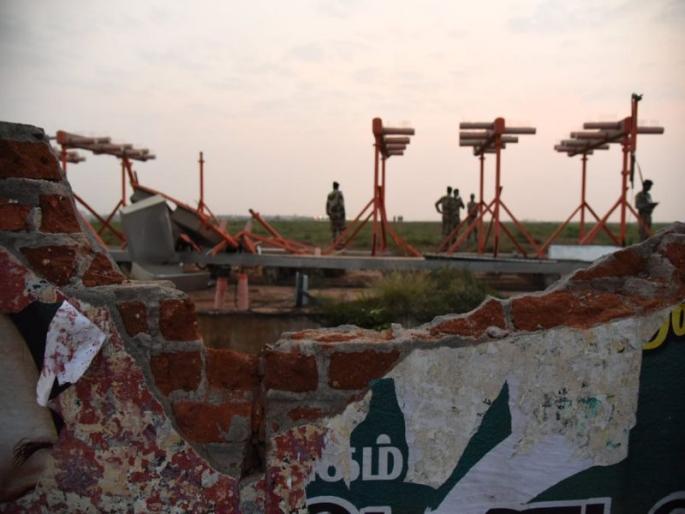 Air India flight makes emergency landing at Mumbai airport | एअर इंडियाचं विमान संरक्षक भिंतीला धडकलं, मुंबईत इमर्जन्सी लँडिंग Air India flight makes emergency landing at Mumbai airport | एअर इंडियाचं विमान संरक्षक भिंतीला धडकलं, मुंबईत इमर्जन्सी लँडिंग