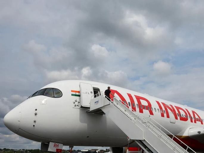 Air India flight bound for Chennai lands in Mumbai after smell of burning in cabin | केबिनमधून जळाल्याचा वास, चेन्नईला जाणारं एअर इंडियाचं विमान मुंबईत उतरवलं