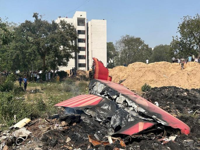 Air India Plane Crash: The plane's 'black box' was found on the roof of the hostel, the DVR of the plane that crashed in Ahmedabad was also found. | हॉस्टेलच्या छतावर सापडला विमानाचा ‘ब्लॅक बॉक्स’, अहमदाबादमधील अपघातग्रस्त विमानाचा डीव्हीआरदेखील हात Air India Plane Crash: The plane's 'black box' was found on the roof of the hostel, the DVR of the plane that crashed in Ahmedabad was also found. | हॉस्टेलच्या छतावर सापडला विमानाचा ‘ब्लॅक बॉक्स’, अहमदाबादमधील अपघातग्रस्त विमानाचा डीव्हीआरदेखील हात