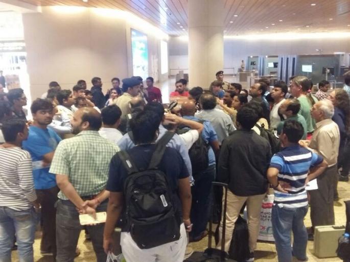 Air India's Golthan administration, detention of more than 500 passengers | एअर इंडियाचा गलथान कारभार , 500 हून जास्त प्रवाशांचा खोळंबा Air India's Golthan administration, detention of more than 500 passengers | एअर इंडियाचा गलथान कारभार , 500 हून जास्त प्रवाशांचा खोळंबा