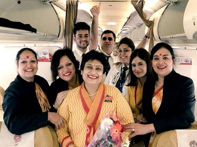 daughter fulfils air hostess mothers dream flies Air Indias flight on mothers retirement day | एअर हॉस्टेस आईला निवृत्तीचं झक्कास गिफ्ट, मुलीनंच उडवलं विमान! daughter fulfils air hostess mothers dream flies Air Indias flight on mothers retirement day | एअर हॉस्टेस आईला निवृत्तीचं झक्कास गिफ्ट, मुलीनंच उडवलं विमान!