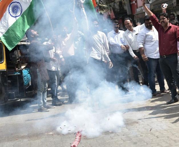 Jallosh about Air strikes in Nagpur | नागपुरात एअर स्ट्राईकचा जल्लोष Jallosh about Air strikes in Nagpur | नागपुरात एअर स्ट्राईकचा जल्लोष