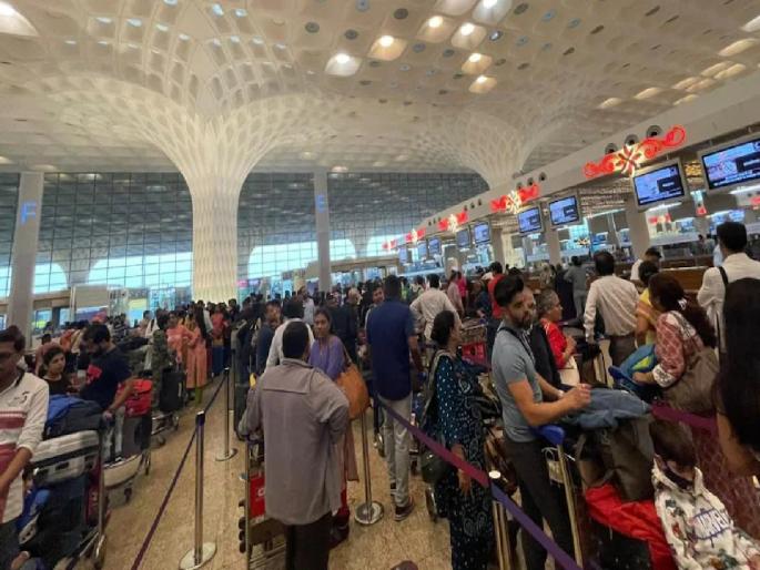 Due to server down at Mumbai airport, queues of passengers have formed | मुंबई विमानतळाचा सर्व्हर डाऊन, काम ठप्प झाल्याने प्रवाशांच्या रांगाच रांगा Due to server down at Mumbai airport, queues of passengers have formed | मुंबई विमानतळाचा सर्व्हर डाऊन, काम ठप्प झाल्याने प्रवाशांच्या रांगाच रांगा