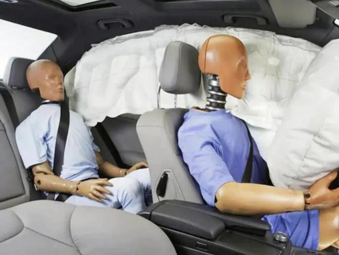 7 out of 10 Indians make this mistake while traveling in a car, know what is the connection between seatbelt and air bag | कारमधून प्रवास करताना भारतातील १० पैकी ७ जण करतात ही चूक, जाणून घ्या सीटबेल्टचं एअर बॅगशी काय आहे कनेक्शन  7 out of 10 Indians make this mistake while traveling in a car, know what is the connection between seatbelt and air bag | कारमधून प्रवास करताना भारतातील १० पैकी ७ जण करतात ही चूक, जाणून घ्या सीटबेल्टचं एअर बॅगशी काय आहे कनेक्शन