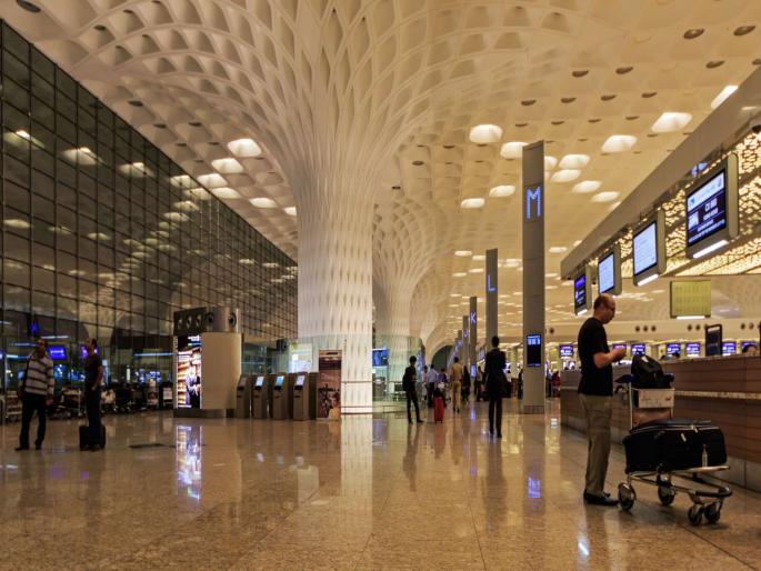 Four personnel of the Mumbai airport's Customs department have been booked for accepting bribes | विमानतळावर ‘कस्टम’चा लाचखोरीचा धडाका सुरूच; ४ जणांना CBI कडून अटक  Four personnel of the Mumbai airport's Customs department have been booked for accepting bribes | विमानतळावर ‘कस्टम’चा लाचखोरीचा धडाका सुरूच; ४ जणांना CBI कडून अटक