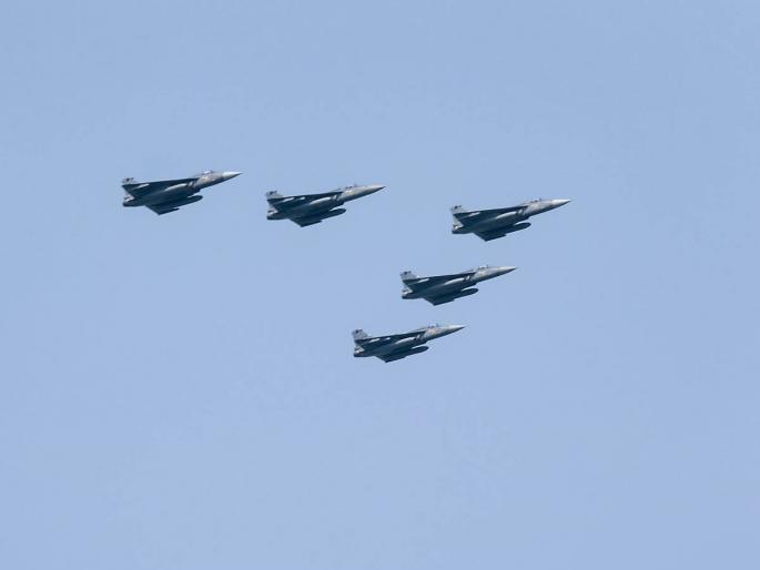 Exciting air force drills that scare the enemy | शत्रूला धडकी भरवणाऱ्या वायुदलाच्या थरारक कवायती Exciting air force drills that scare the enemy | शत्रूला धडकी भरवणाऱ्या वायुदलाच्या थरारक कवायती