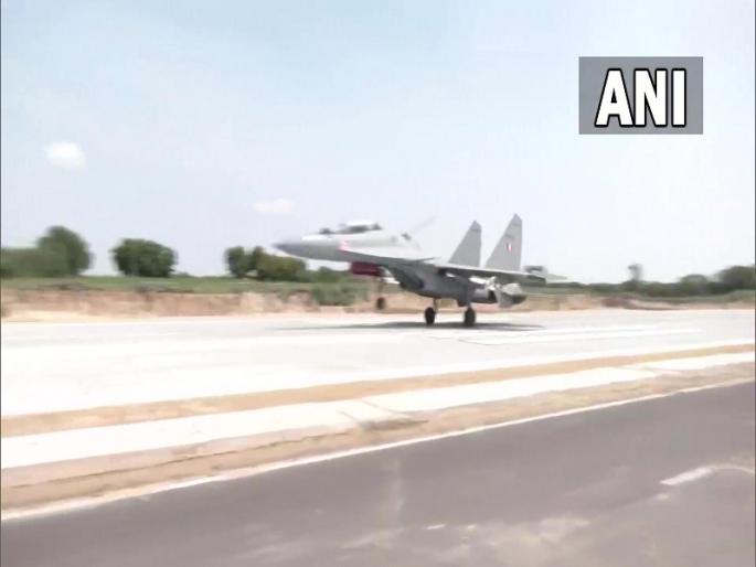 India's power demonstration near the Pakistani border, fighter jets land on the highway | पाकिस्तानी सीमेजवळ भारताचे शक्ती प्रदर्शन, हायवेवर उतरले लढाऊ विमान India's power demonstration near the Pakistani border, fighter jets land on the highway | पाकिस्तानी सीमेजवळ भारताचे शक्ती प्रदर्शन, हायवेवर उतरले लढाऊ विमान
