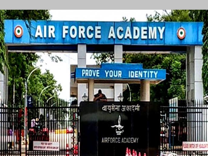 Banglore News | trainee cadet found hanging; FIR against six Air Force officers | लटकलेल्या अवस्थेत आढळला ट्रेनी कॅडेटचा मृतदेह; 6 एअरफोर्स अधिकाऱ्यांवर हत्येचा आरोप Banglore News | trainee cadet found hanging; FIR against six Air Force officers | लटकलेल्या अवस्थेत आढळला ट्रेनी कॅडेटचा मृतदेह; 6 एअरफोर्स अधिकाऱ्यांवर हत्येचा आरोप