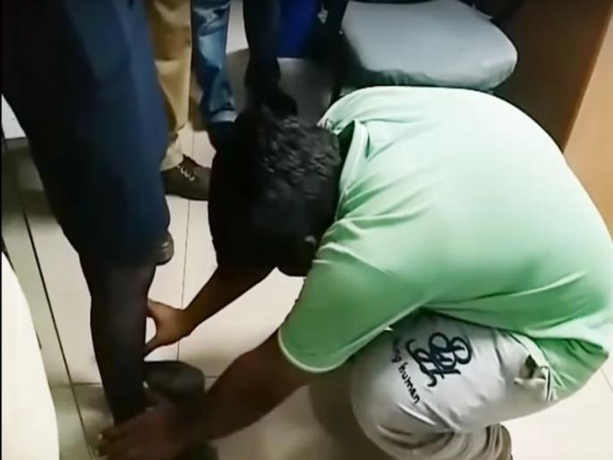 wo Drunk Guys Misbehave With Indigo Air Hostess, She Makes Them Touch Her Feet And Apologise | VIDEO- इंडिगोच्या एअर होस्टेसने पाया पडून मागायला लावली दोन मद्यपी प्रवाशांना माफी wo Drunk Guys Misbehave With Indigo Air Hostess, She Makes Them Touch Her Feet And Apologise | VIDEO- इंडिगोच्या एअर होस्टेसने पाया पडून मागायला लावली दोन मद्यपी प्रवाशांना माफी