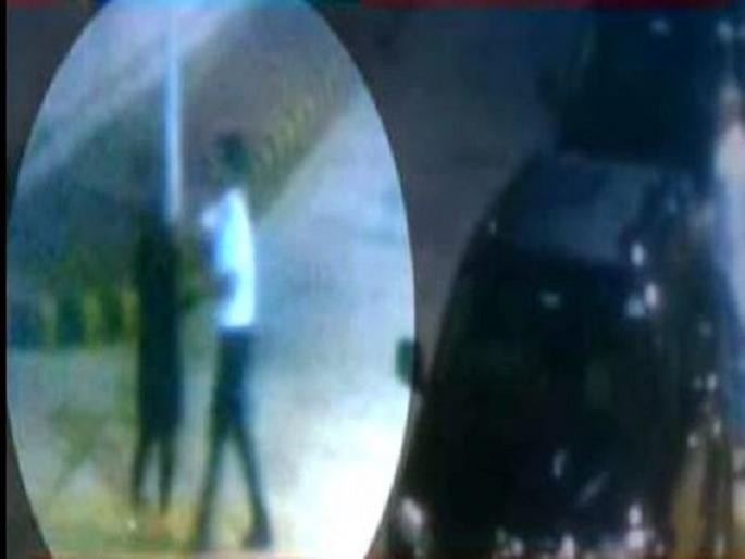 The airhostess stole a mobile phone pilot, and broke the mobile phone | एअरहोस्टेसने लगावली पायलटच्या थोबाडीत, मोबाइल फोडून केला चक्काचूर