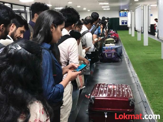 Pune airport What can you say The plane landed in Pune immediately forgetting about the passengers | काय सांगता..! दुबईत १०० प्रवाशांचे लगेज विसरून विमान पुण्यात दाखल Pune airport What can you say The plane landed in Pune immediately forgetting about the passengers | काय सांगता..! दुबईत १०० प्रवाशांचे लगेज विसरून विमान पुण्यात दाखल