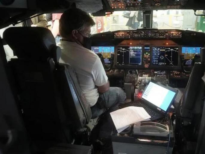 Jara Hatke: The pilot in the flying plane became unconscious, then the passenger took control, finally .... | Jara Hatke: उडत्या विमानामध्ये पायलट झाला बेशुद्ध, मग प्रवाशाने हाती घेतला कंट्रोल, अखेर.... Jara Hatke: The pilot in the flying plane became unconscious, then the passenger took control, finally .... | Jara Hatke: उडत्या विमानामध्ये पायलट झाला बेशुद्ध, मग प्रवाशाने हाती घेतला कंट्रोल, अखेर....