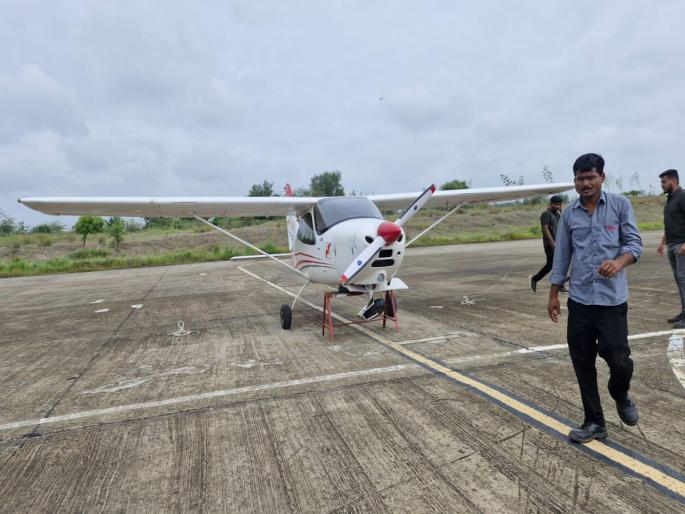 Accident due to dislodged wheel of a training plane in Baramati Third incident of Redbird, no casualties | बारामतीत शिकाऊ विमानाचे चाक निखळल्याने अपघात; रेडबर्डची तिसरी घटना, जीवितहानी नाही Accident due to dislodged wheel of a training plane in Baramati Third incident of Redbird, no casualties | बारामतीत शिकाऊ विमानाचे चाक निखळल्याने अपघात; रेडबर्डची तिसरी घटना, जीवितहानी नाही