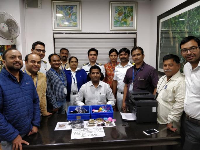 gold smuggling from Hair band, hair clip, Keychain | हेअर बँड,हेअर क्लिप,कीचैनमधून सोन्याची तस्करी