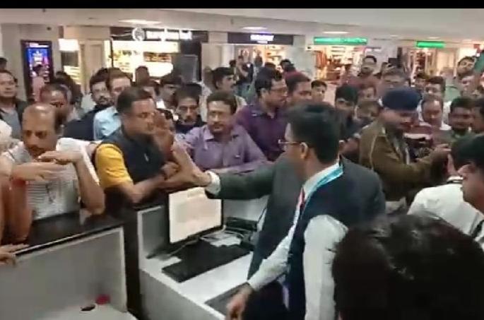 Passenger chaos at Delhi airport: Nagpur planes stuck | दिल्ली विमानतळावर प्रवाशांचा गोंधळ : नागपूरचे विमान अडले Passenger chaos at Delhi airport: Nagpur planes stuck | दिल्ली विमानतळावर प्रवाशांचा गोंधळ : नागपूरचे विमान अडले