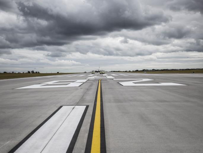 Signs of expansion of Pune Airport's runway increased; Muralidhar Mohol will also meet the Defense Minister | पुणे विमानतळाच्या धावपट्टीचा विस्तार होण्याची चिन्हे वाढली; मुरलीधर मोहोळ संरक्षणमंत्र्यांनाही भेटणार